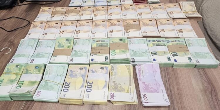 Kapen 300 mijë euro të zeza duke u futur në Kosovë