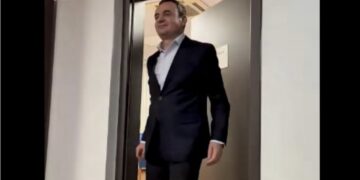 Kurti e realizon spotin e parë elektoral: Bëhet kishe punon në zyre deri në ora 22:00 dhe merr meritat për liberalizim të vizave