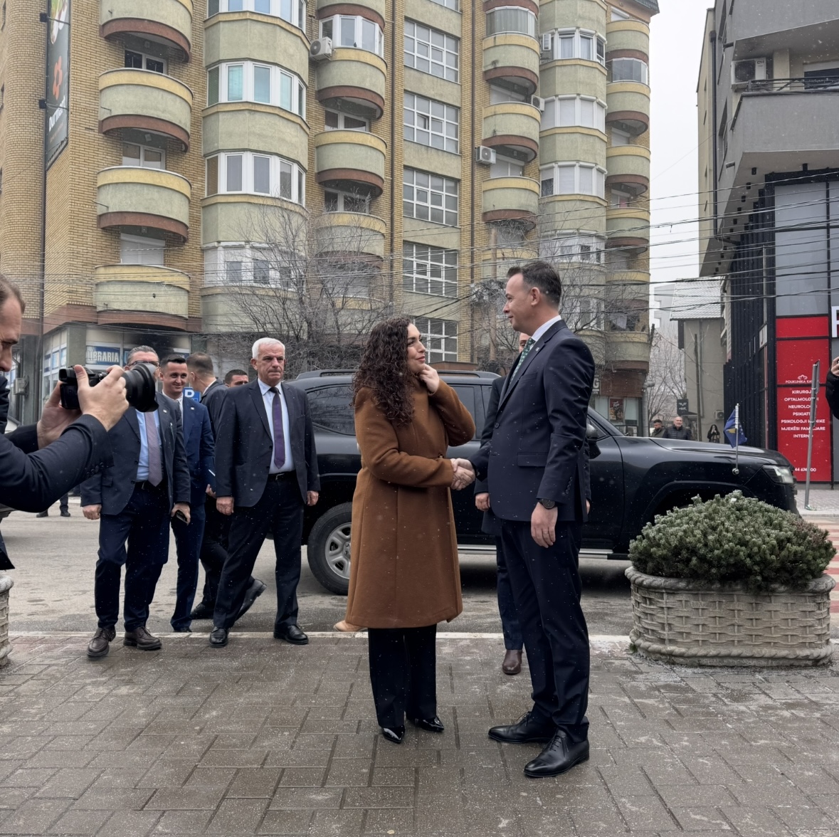 Presidentja Vjosa Osmani arrin në Mitrovicë, pritet me përqafim të ngrohtë nga Faton Peci