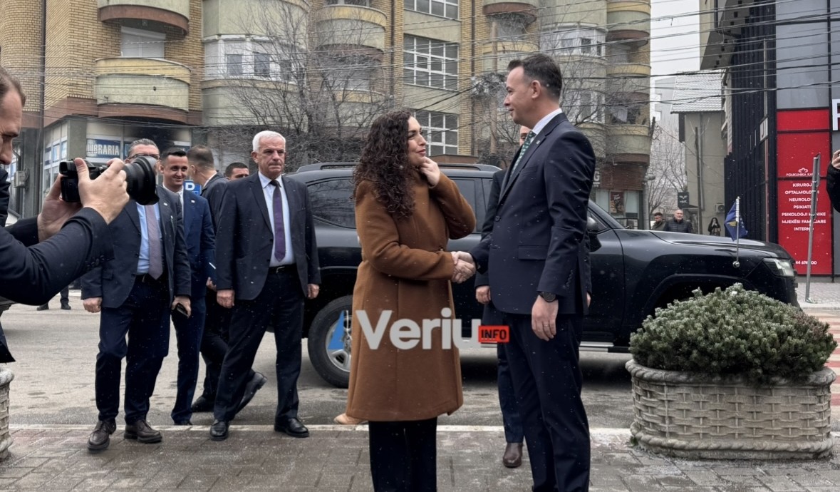 Presidentja Vjosa Osmani arrin në Mitrovicë, pritet me përqafim të ngrohtë nga Faton Peci
