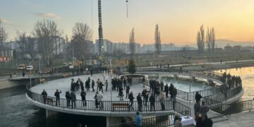 Gati për ceremoninë e prerjes së shiritit për hapjen e urës për këmbësorët te lumi Ibër