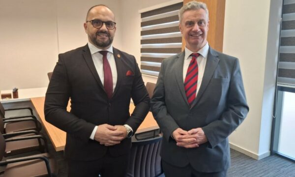 Hargreaves takon kryetarët e Mitrovicës së Veriut dhe Zveçanit: Zgjedhja paqësore e tyre, zhvillim i mirëpritur