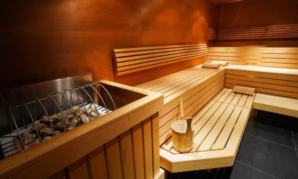 Humbin jetën çifti nga zjarri në sauna pasi mbetën të bllokuar brenda