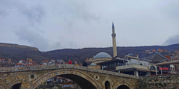 Tentohet për herë të dytë t’i vihet flaka restorantit në Prizren, Policia gjen mjet shpërthyes