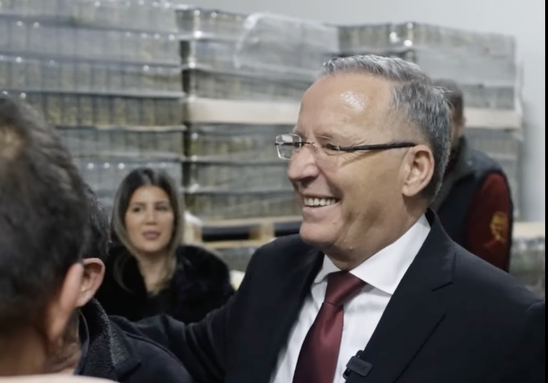 Hamza viziton bizneset në Gjakovë: Do të ndryshojmë ligjin për tatimin në pronë dhe do të ulim çmimin e energjisë elektrike