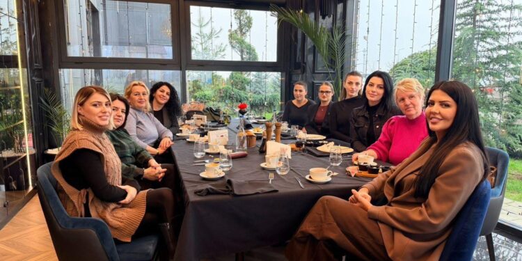 Rezarta Krasniqi takon gratë e Forumit të LDK-së në Vushtrri