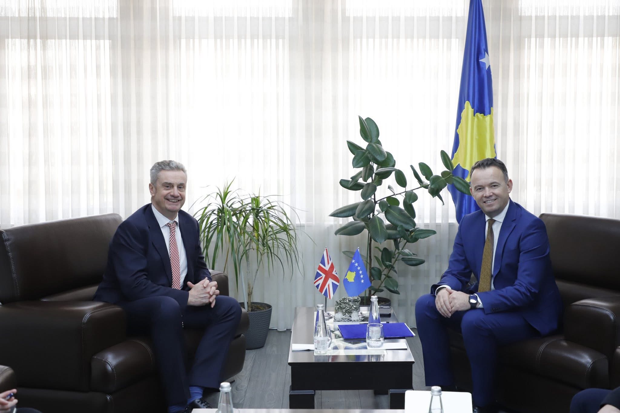 Peci priti në takim ambasadorin e Britanisë, Hargreaves