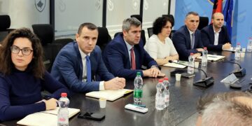 ZRrE thirrje qytetarëve dhe bizneseve: Kursejeni energjinë elektrike gjatë fundvitit