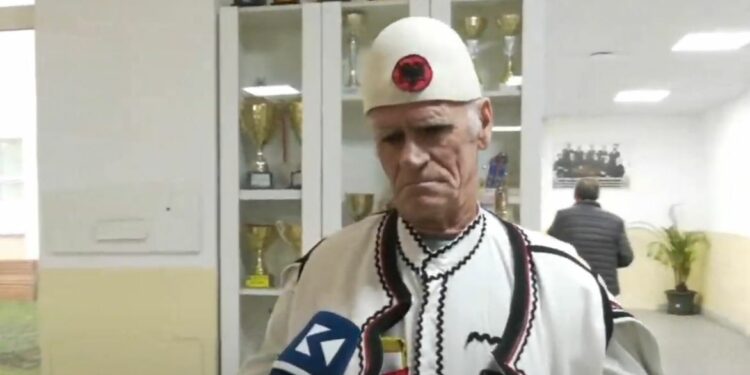 Me veshje kombëtare ia mësyn qendres së votimit