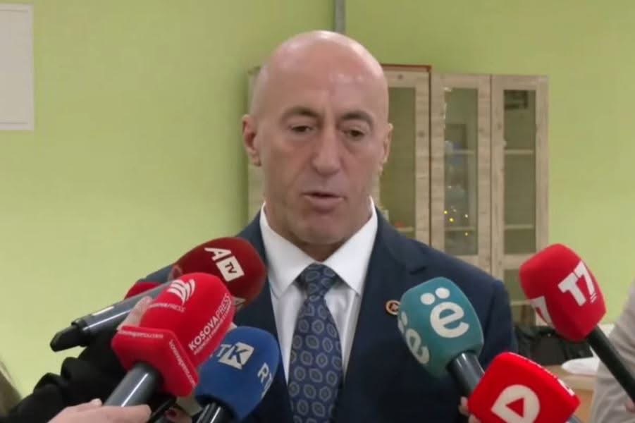 Ramush Haradinaj voton bashkë me nënën Rukë: Ftoj qytetarët t’i dalin krah Kosovës