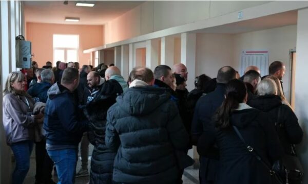 Lista Serbe përsërit votimin e organizuar, pamje të qytetarëve që shkojnë në grupe në qendrat e votimit