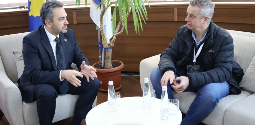 Hargreaves viziton KQZ-në në ditën e zgjedhjeve të jashtëzakonshme, thekson profesionalizmin e stafit