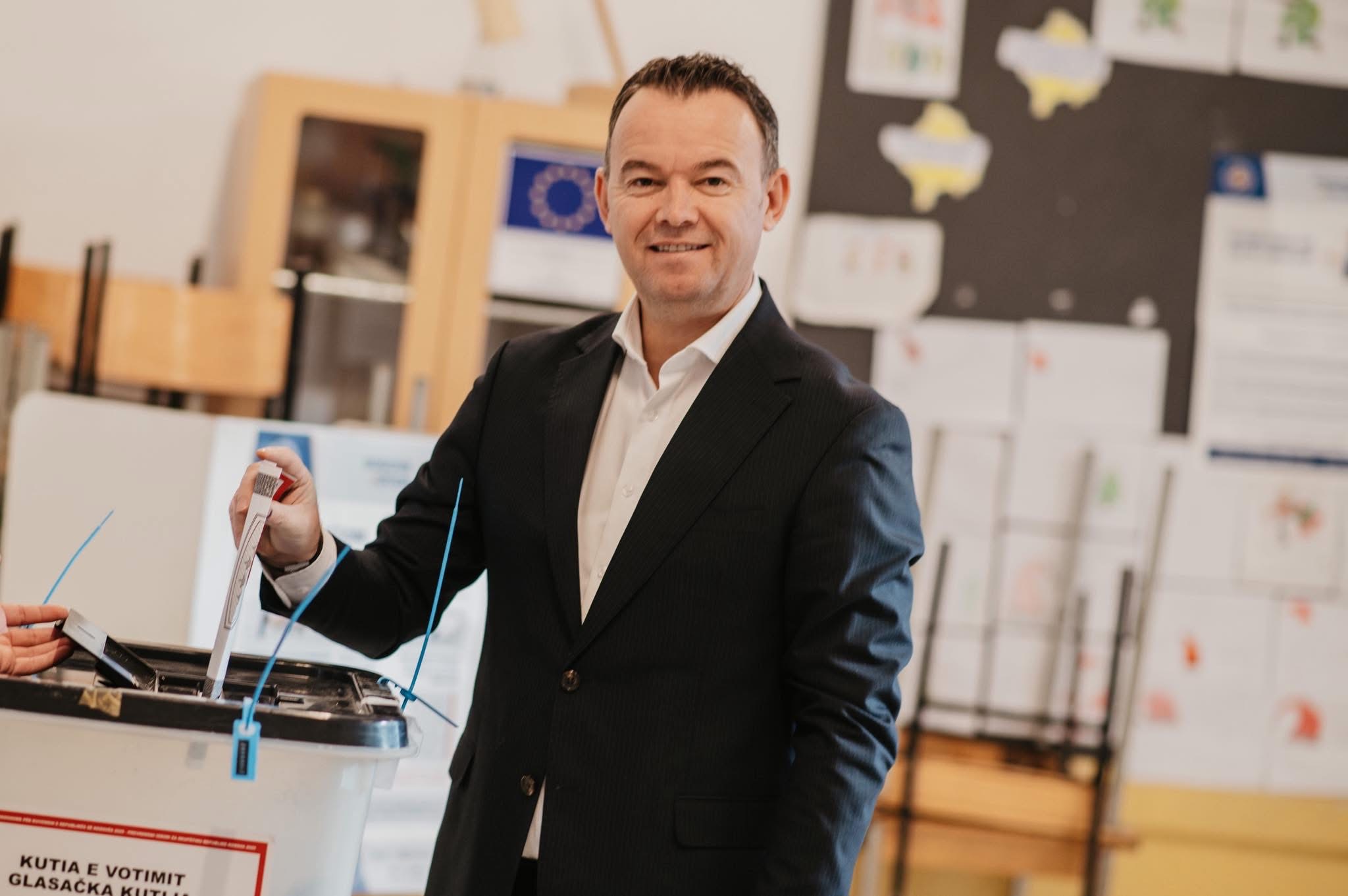 Voton kryetari i Mitrovicës, Faton Peci: Dil, voto edhe ti, vota jote vlenë shumë