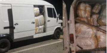 Kombi me targa serbe ndalet në Kamenicë, sekuestrohen 120 thasë patate