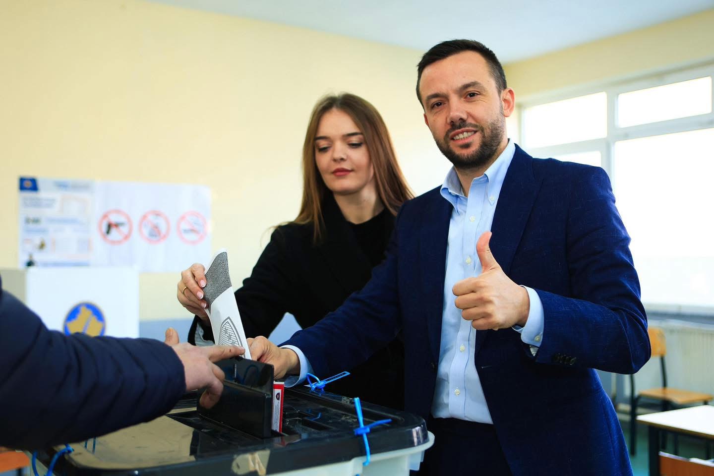 Arian Tahiri voton së bashku me bashkëshorten, fton qytetarët të votojnë