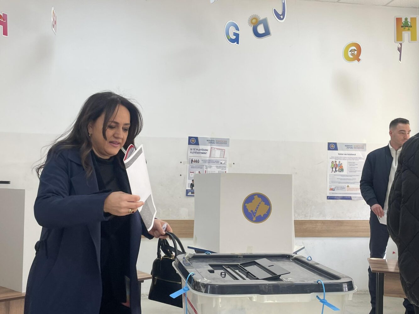 E shoqëruar nga djemtë e saj, voton bashkëshortja e Kadri Veselit