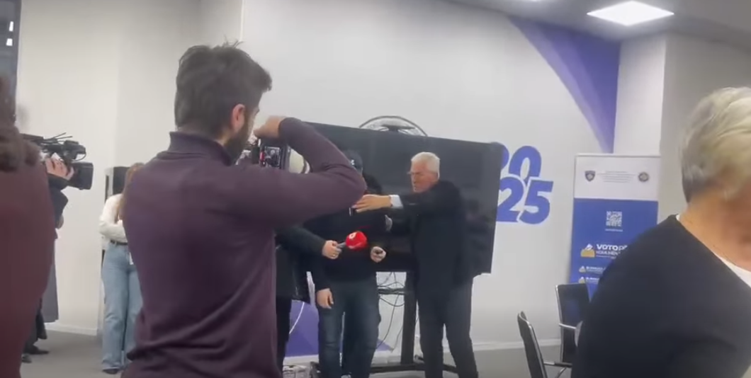 Sami Kurteshi në mbledhjen e KQZ-së, shtyn një gazetar, bërtet, sillet si “polic”, etj.