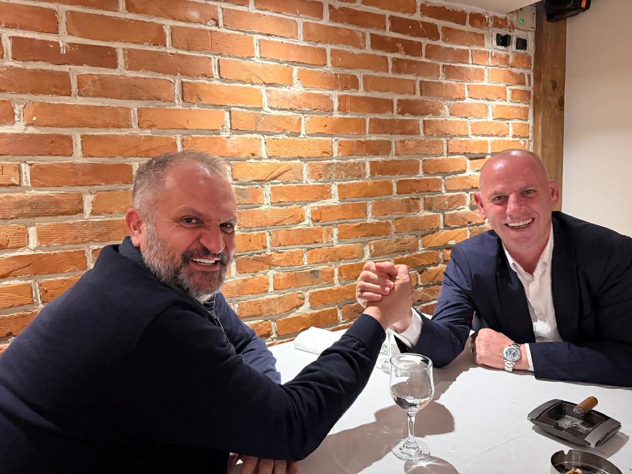 Takohen Ramiz Lladrovci dhe Shpend Ahmeti – çfarë po paralajmëron kjo fotografi e tyre