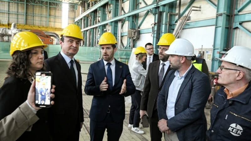 KEK-u nuk e ndal dorën duke favorizuar donatorin e VV-së, tjetër kontratë 264 mijë euro me negocim për ‘Ex Fis’ për furnizim me mazut