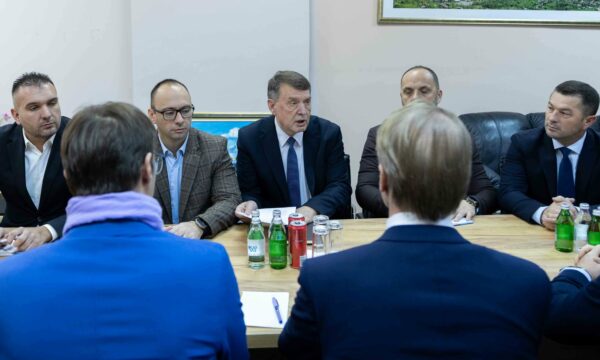 Orav takohet me kryetarët serbë të veriut, i lumtur me transferimin e pushtetit dhe kërkon bashkëpunim