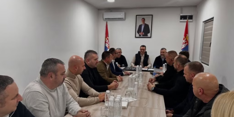 Pak orë pasi rimorën pushtetin në veri, përfaqësues të Listës Serbe paraqiten nga Rashka në takim me Petkoviqin
