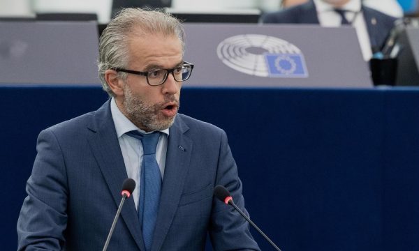 Eurodeputeti Reuten pas heqjes së masave: Tani të procedohet aplikimi për vend kandidat që po mbahet në sirtar