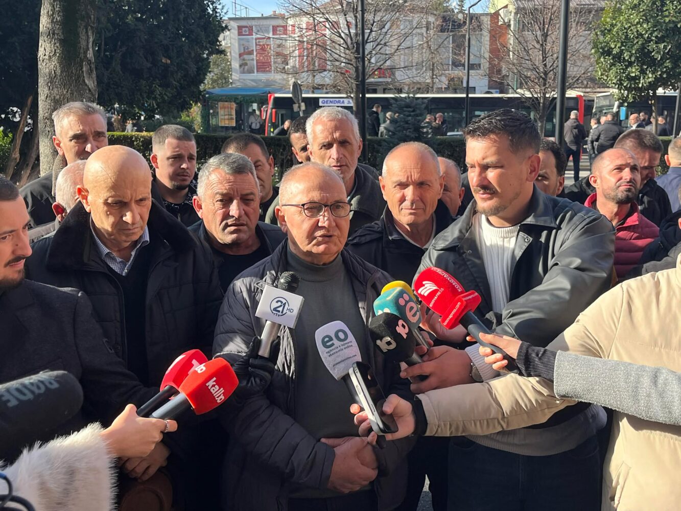 Këmbëngulin protestuesit, s’ka qarkullim të autobusëve në Prishtinë pa u alokuar paratë