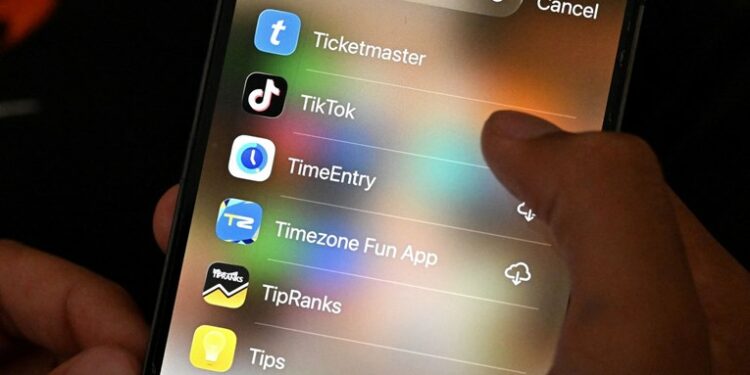 Vendimi i shtetit: Të gjithë të rinjtë nën 16 vjeç në Australi, nga sot kanë mbetur pa rrjete sociale
