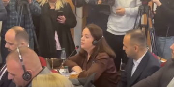 Seanca në Mitrovicë të Veriut s’kalon pa përplasje, asamblistja shqiptare i reagon atij serb për ankesat rreth policisë