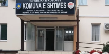 Me sëpatë në objektin e Komunës së Shtimes: Kanos punonjësit dhe dëmton sportelin, i dyshuari ndalohet 48 orë