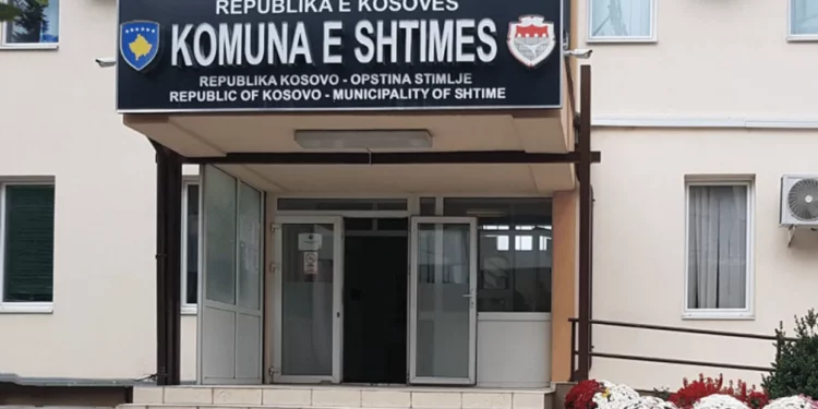 Me sëpatë në objektin e Komunës së Shtimes: Kanos punonjësit dhe dëmton sportelin, i dyshuari ndalohet 48 orë
