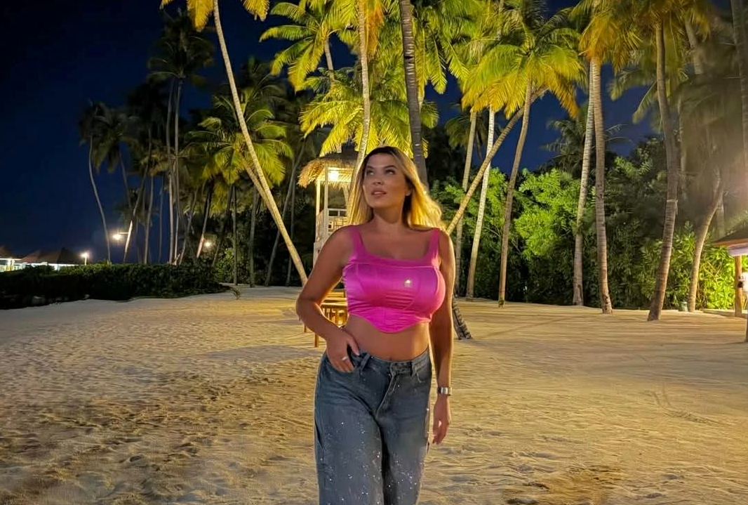 Rike Roci shijon plazhin në pikë të dimrit, pozat më provokuese se asnjëherë