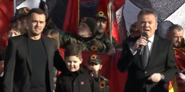 Ilir Shaqiri këndon bashkë me djalin e nipin në Shkup në “protestën gjithëkombëtare”