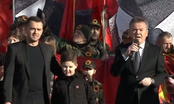 Ilir Shaqiri këndon bashkë me djalin e nipin në Shkup në “protestën gjithëkombëtare”