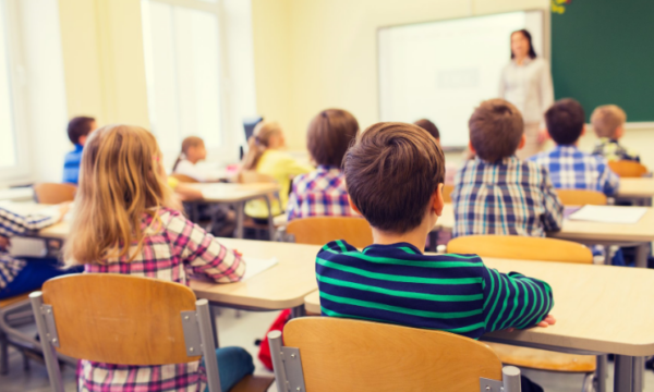 Një komunë e Zvicrës po eksperimenton shkollën katërditore: Vetëm gjashtë javë pushime për fëmijët