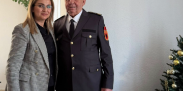 Në Ditën e Veteranit, bashkëluftëtari i Adem Jasharit, Vesel Selimi pranon një dhuratë simbolike nga Rexha