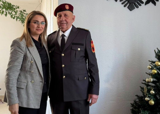 Në Ditën e Veteranit, bashkëluftëtari i Adem Jasharit, Vesel Selimi pranon një dhuratë simbolike nga Rexha