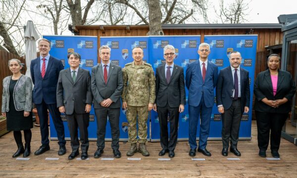 Komandanti i KFOR-it mbledh përfaqësuesit diplomatikë të QUINT, BE-së e Turqisë në Kosovë, flasin për sigurinë