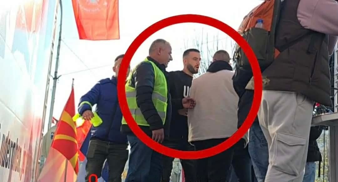 “Serbi, Serbi t’q*…”, një person largohet nga skena e vendosur në protestën në Shkup