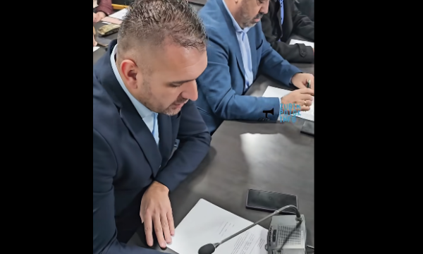 Kryetarit të ri të Zubin Potokut i dorëzohet flamuri serb, ai thotë se i pret një periudhë e vështirë