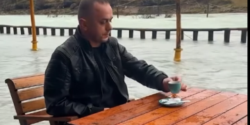 Me ujin deri në gjunjë e në shi, qytetari del pi kafe mes përmbytjesh në Mal të Zi