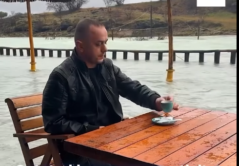 Me ujin deri në gjunjë e në shi, qytetari del pi kafe mes përmbytjesh në Mal të Zi