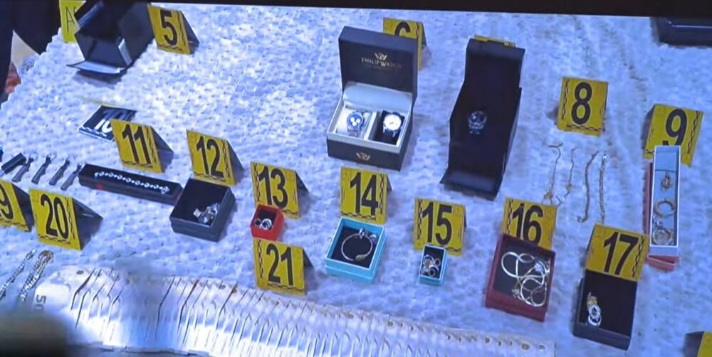 Stoli ari, para, telefona e orë, – pamje nga sekuestrimet që u bënë gjatë bastisjeve të sotme tek shtëpitë e Mazrekut e Berishës