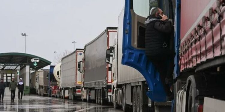 Transportuesit nga Serbia dhe Bosnja vazhdojnë bllokadat në pika kufitare për të pestën ditë