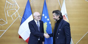 Rama pret në takim ambasadorin francez