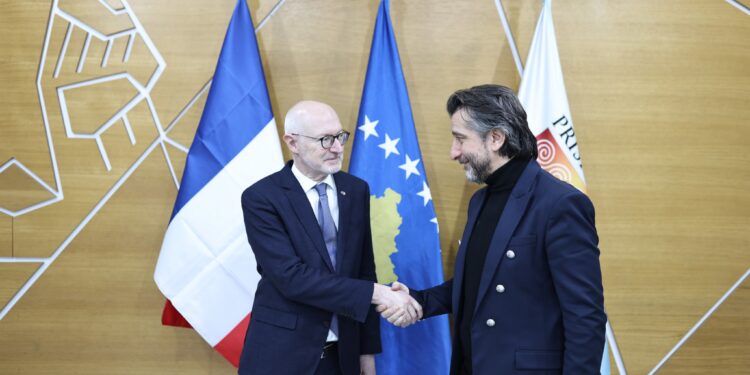 Rama pret në takim ambasadorin francez