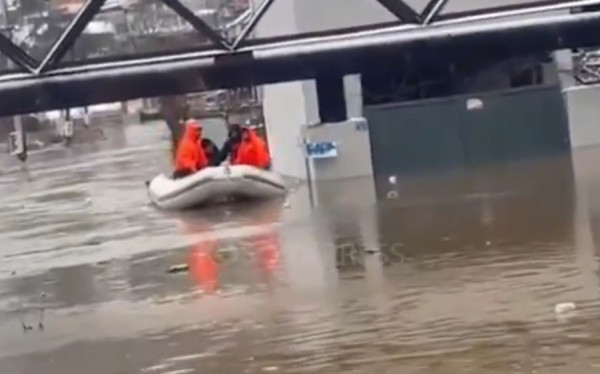 Shpëtohen pesë familje të ngujuara nga vërshimet në lagjen “2 Korriku” në Mitrovicë