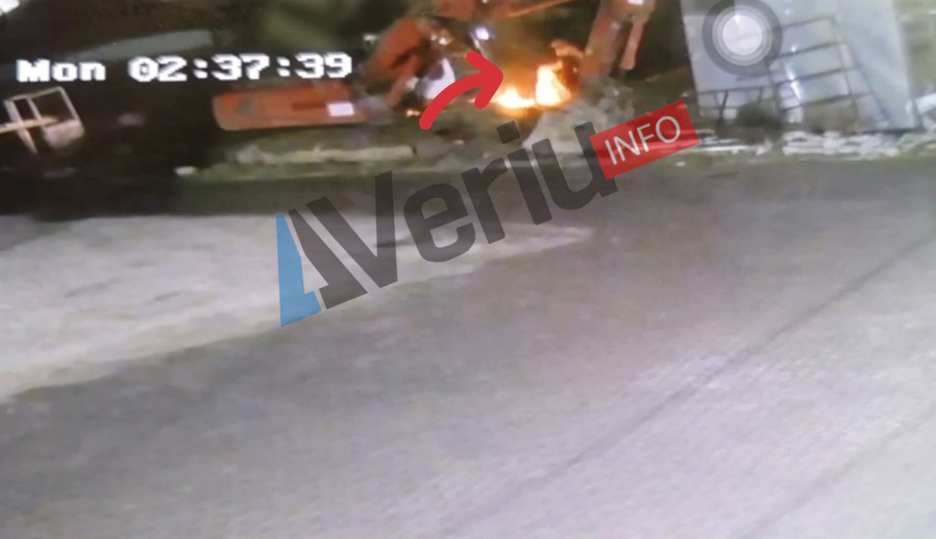 PAMJE EKSKLUZIVE: Momenti kur dy persona i vunë flakën bagerit të rrënimeve në Mitrovicë (VIDEO)