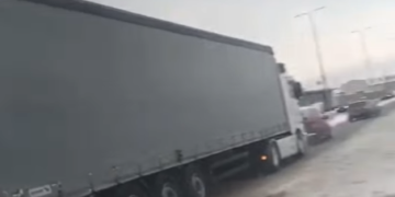 Automjeti tërheq kamionin, qytetari hip mbi “pick up” për balancë, pamje nga Podujeva