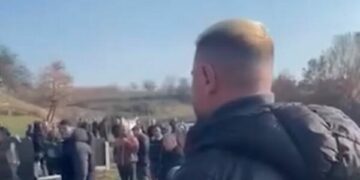 Labi i mërzitur, merr pjesë në varrimin e gjyshit të tij (VIDEO)